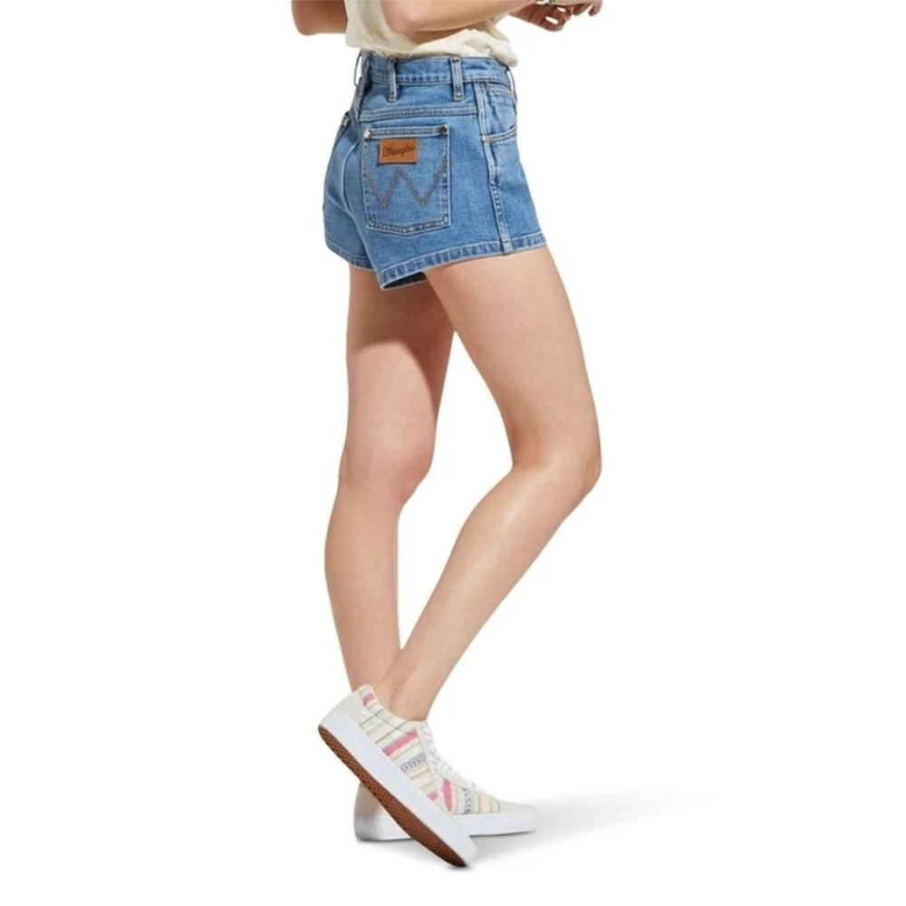 Wrangler Women's Medium Stone Hemmed Denim Classic Blue Jean Short. Size 24